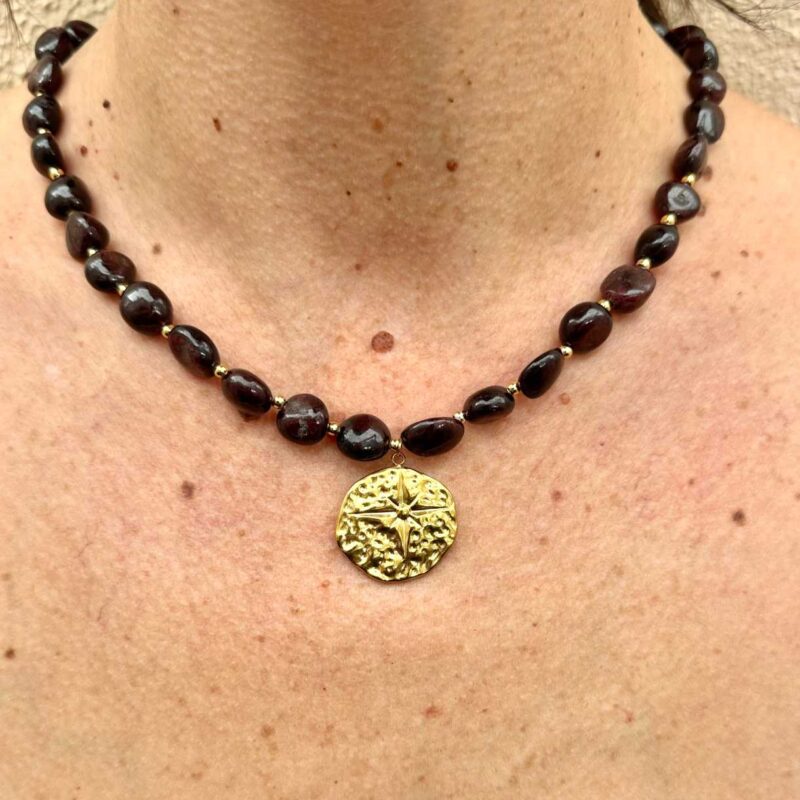 Collar Isis gránate