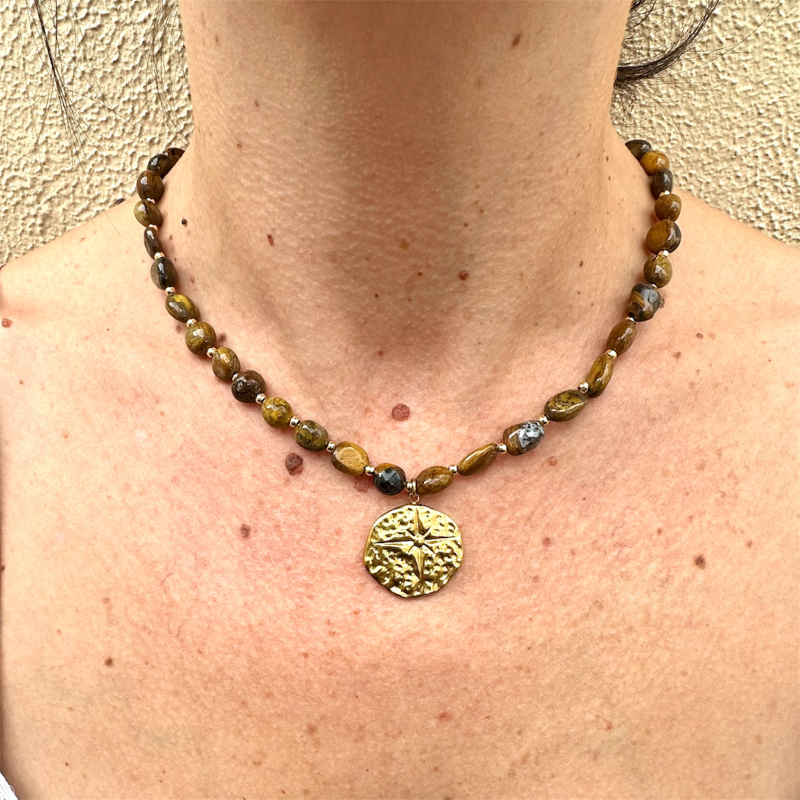 Collar Isis ojo tigre puesto